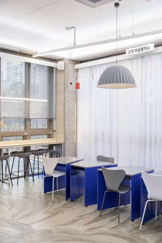 The Blue Moon Office / G / O Architecture - التصوير الداخلي ، مطبخ ، طاولة ، كرسي ، نوافذ ، شعاع