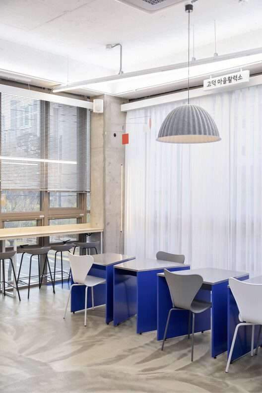 The Blue Moon Office / G / O Architecture - التصوير الداخلي ، مطبخ ، طاولة ، كرسي ، نوافذ ، شعاع