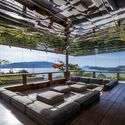 Sky Villa / MM ++ معماريون - تصوير داخلي ، غرفة معيشة ، أريكة ، نوافذ ، طاولة ، فناء