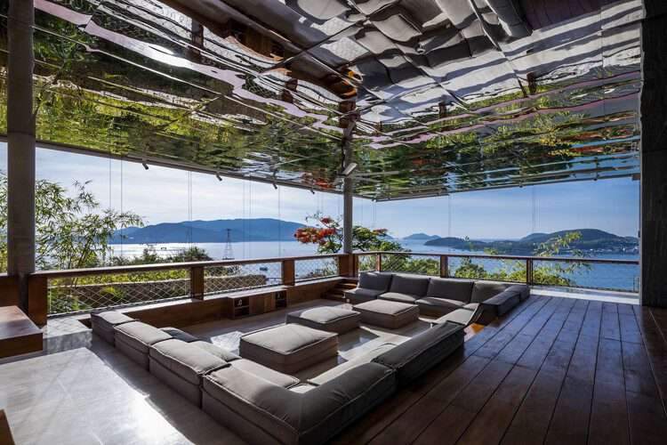 Sky Villa / MM ++ معماريون - تصوير داخلي ، غرفة معيشة ، أريكة ، نوافذ ، طاولة ، فناء