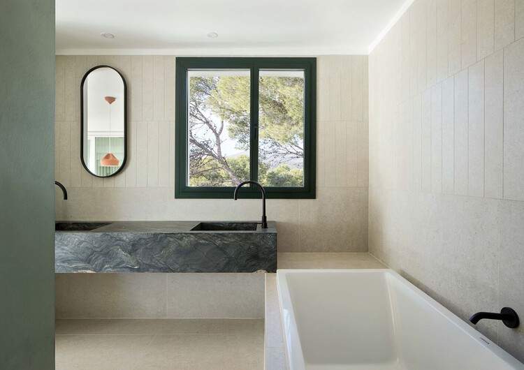 Bathrooms in Spain: 10 Integrated Configurations to Apply in Home Design - Image 20 of 21