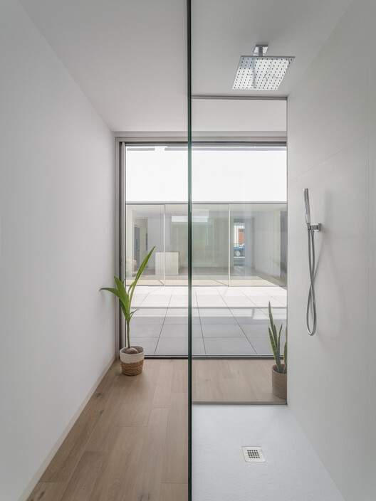 Bathrooms in Spain: 10 Integrated Configurations to Apply in Home Design - Image 18 of 21