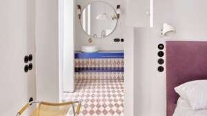 Curves and color blocking feature in JJ16 apartment by Lucas y Hernández-Gil ميزة المنحنيات و حجب الألوان في شقة JJ16 من Lucas y Hernández-Gil