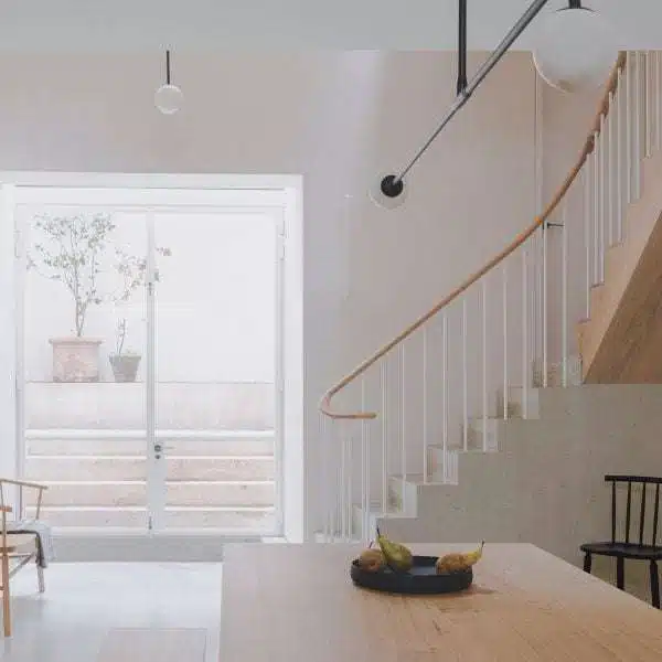 Bindloss Dawes maximises light and space in London mews house يزيد Bindloss Dawes من الضوء والمساحة في منزل Mews في لندن