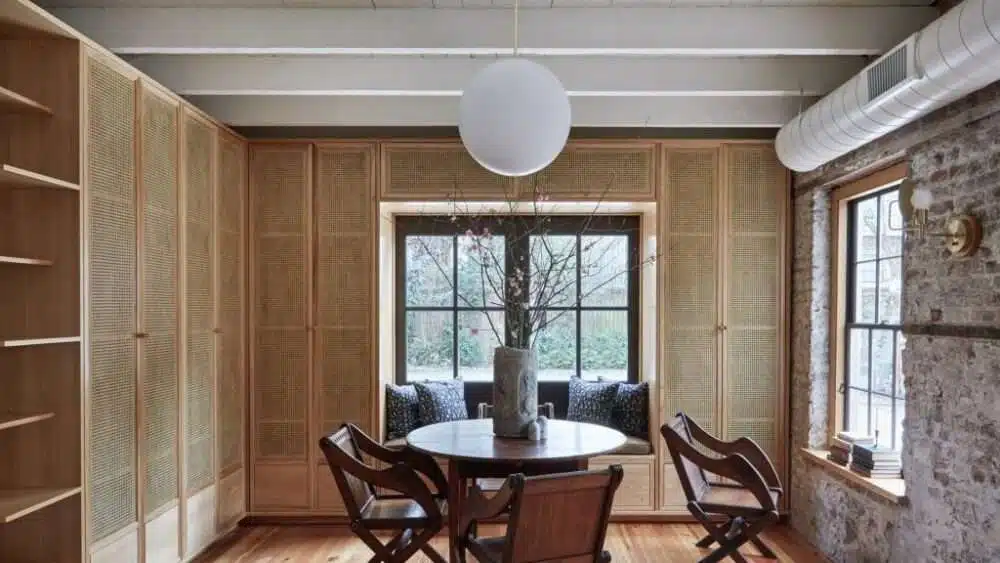 Eight interiors that strike a balance between rustic and contemporary ثمانية تصميمات داخلية تحقق التوازن بين الطراز الريفي والمعاصر