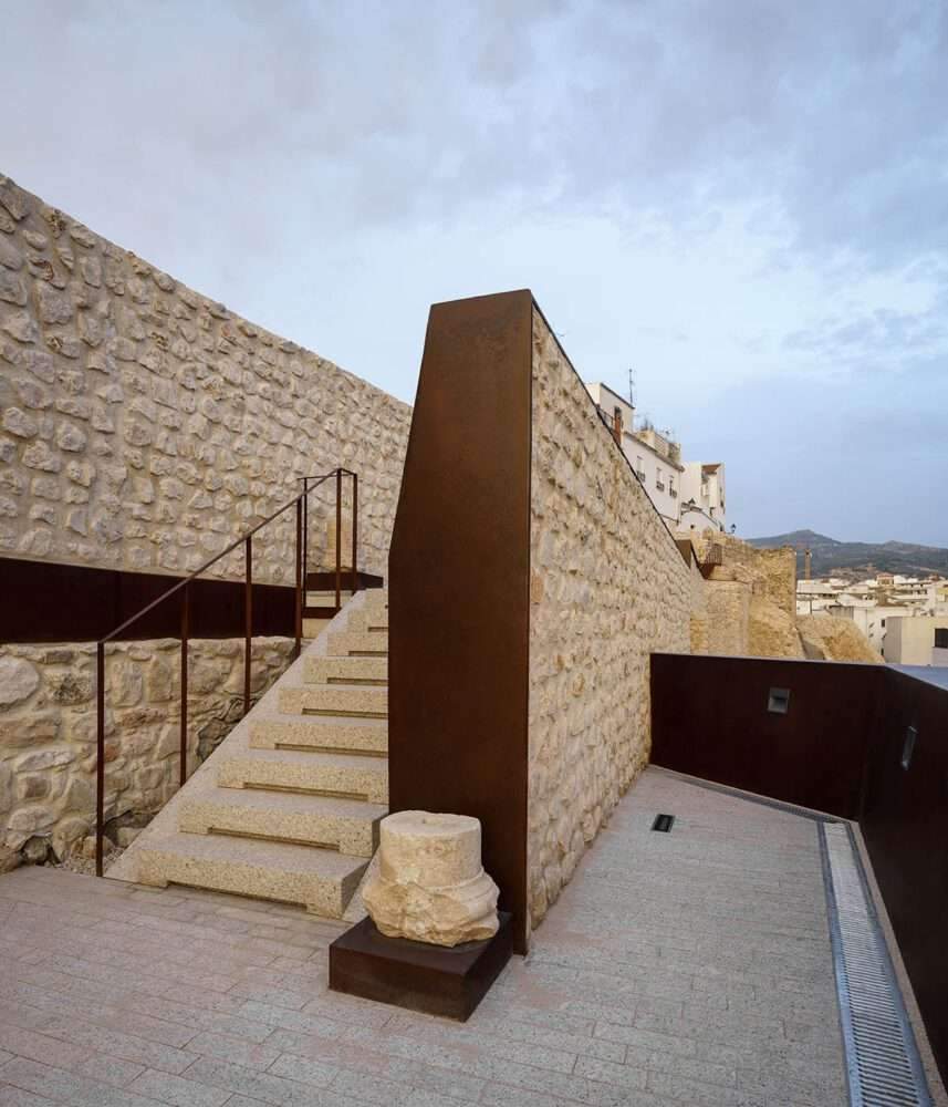 إنشاء قطاع حضري من خلال ترميم جدار القرون الوسطى في كابرا في إسبانيا