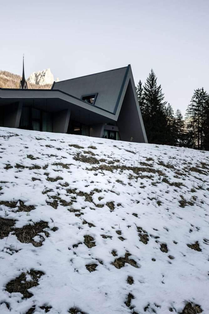 The choice of zigzag ceiling defines the character of the Olympic Spa By NOA Hotel in an alpine meadow