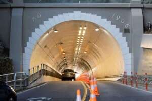 استخدام العلم في تثبيت بوابات الأنفاق