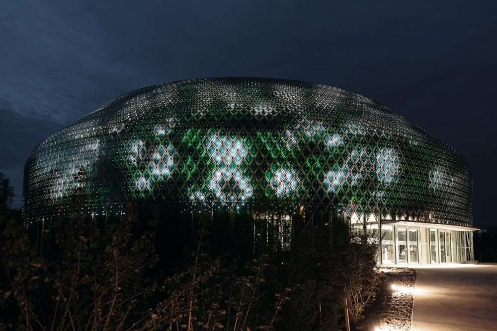 Exploring the potential of organic photovoltaics with a zero-energy media interface
