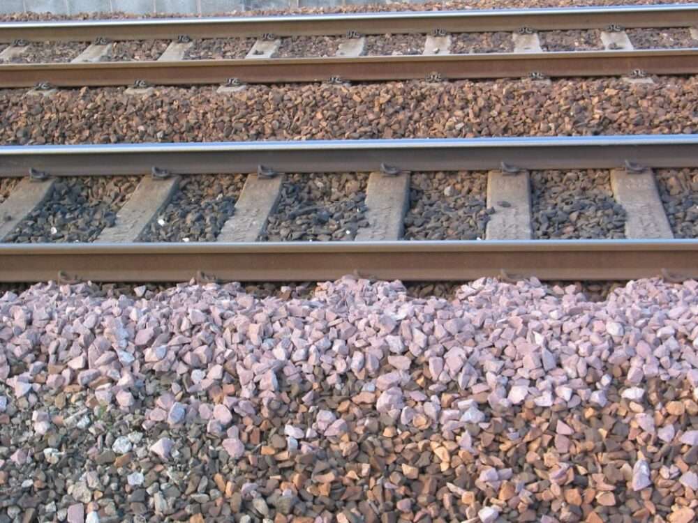 Physical composition of crushed stone in railway tracks