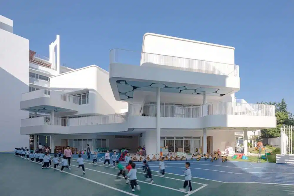 تصميم روضة أطفال بمساحات متدفقة تتفتح ببطء مثل الزهرة