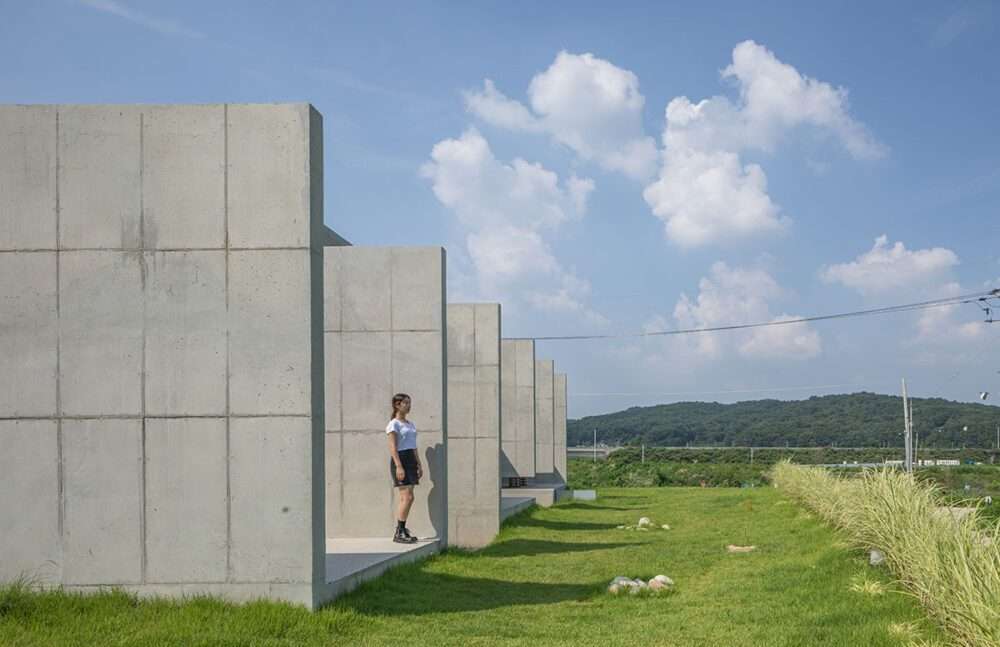 Design of a café using lattice concrete boxes in South Korea