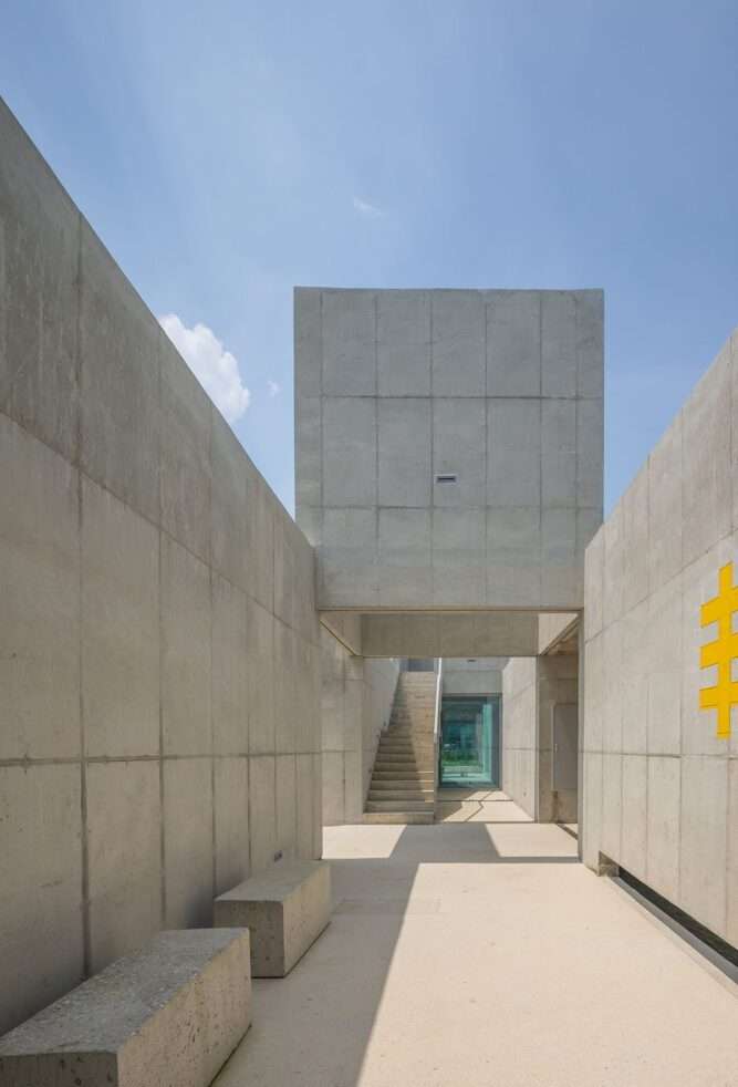 Design of a café using lattice concrete boxes in South Korea