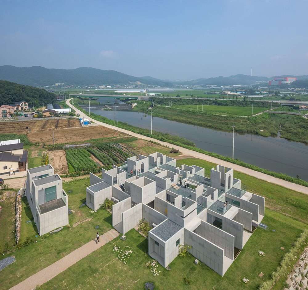 Design of a café using lattice concrete boxes in South Korea