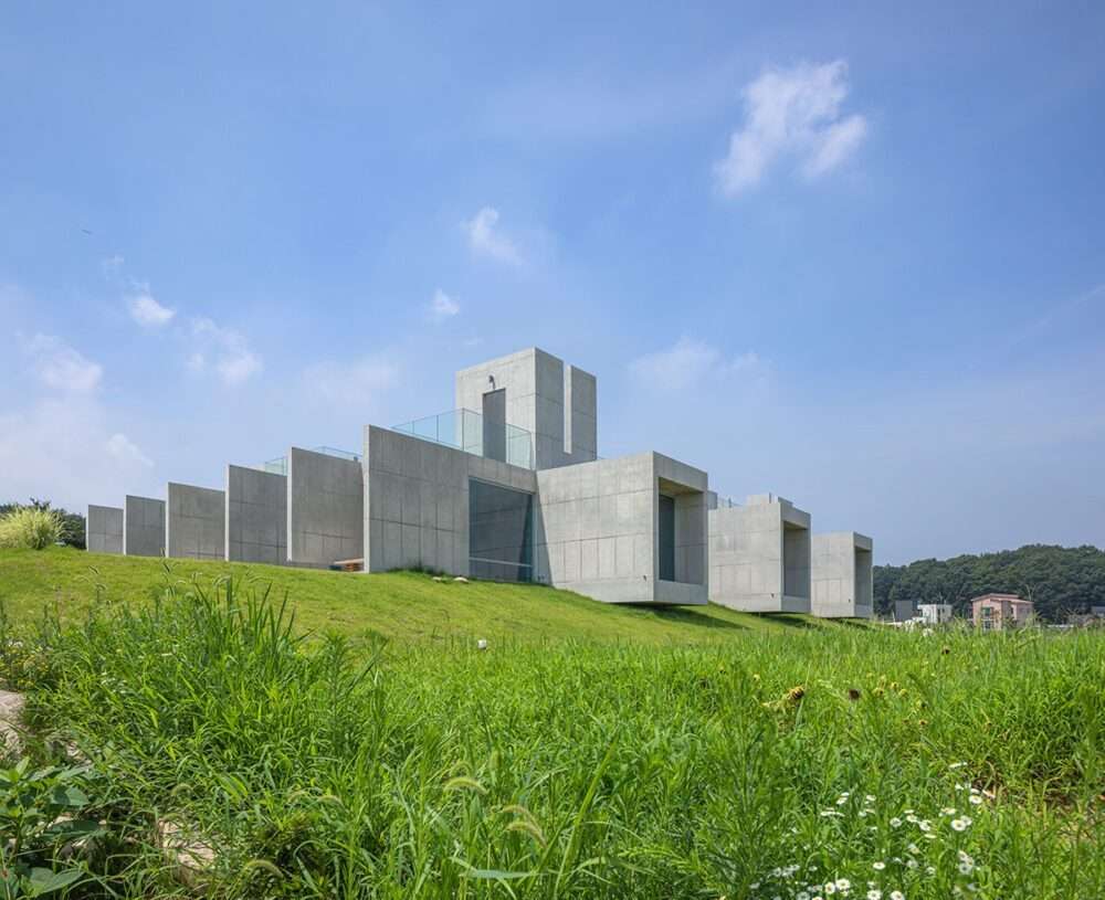Design of a café using lattice concrete boxes in South Korea