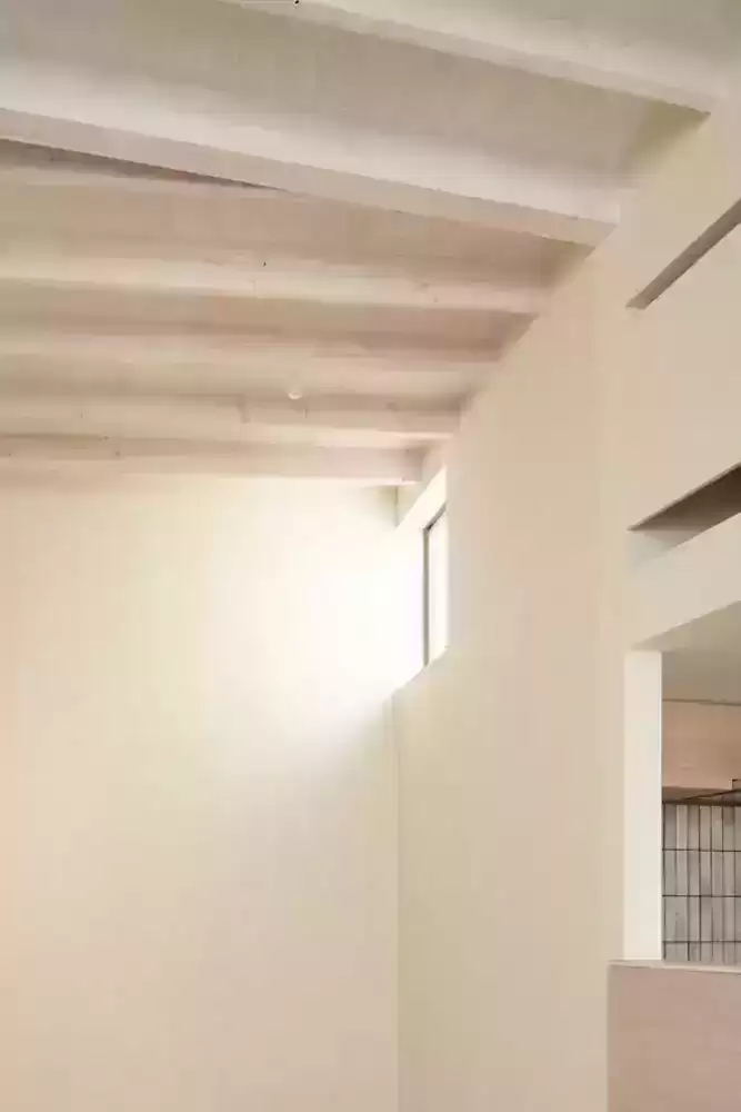 تصميم منزل في اليابان بأحجام مستطيلة بزاوية الشمال والغرب والجنوب