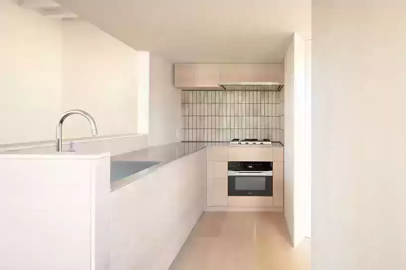 تصميم منزل في اليابان بأحجام مستطيلة بزاوية الشمال والغرب والجنوب