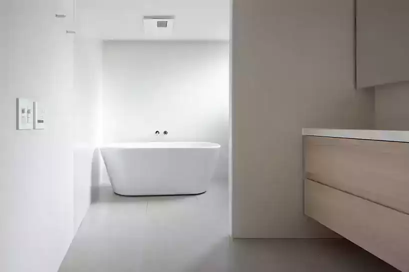 تصميم منزل في اليابان بأحجام مستطيلة بزاوية الشمال والغرب والجنوب