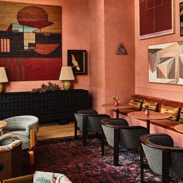 Kelly Wearstler designs Los Angeles hotel bar to feel "like it has been there for ages" تصمم كيلي ويرستلر بار فندق لوس أنجلوس لتشعر "كما لو كان موجودًا منذ زمن طويل"