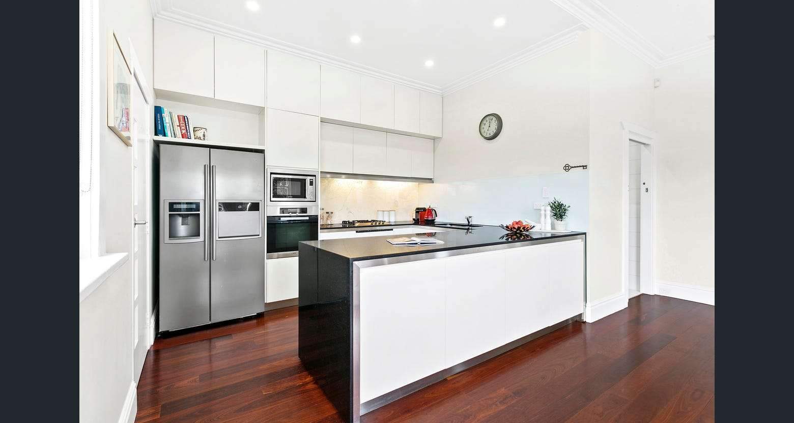 This Colorful Sydney Kitchen Channels a Beachside Holiday