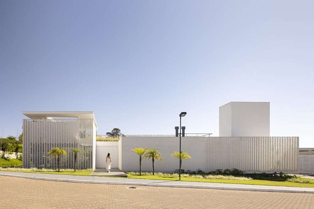 Creating a second layer of artisanal white bricks for a house in Brazil