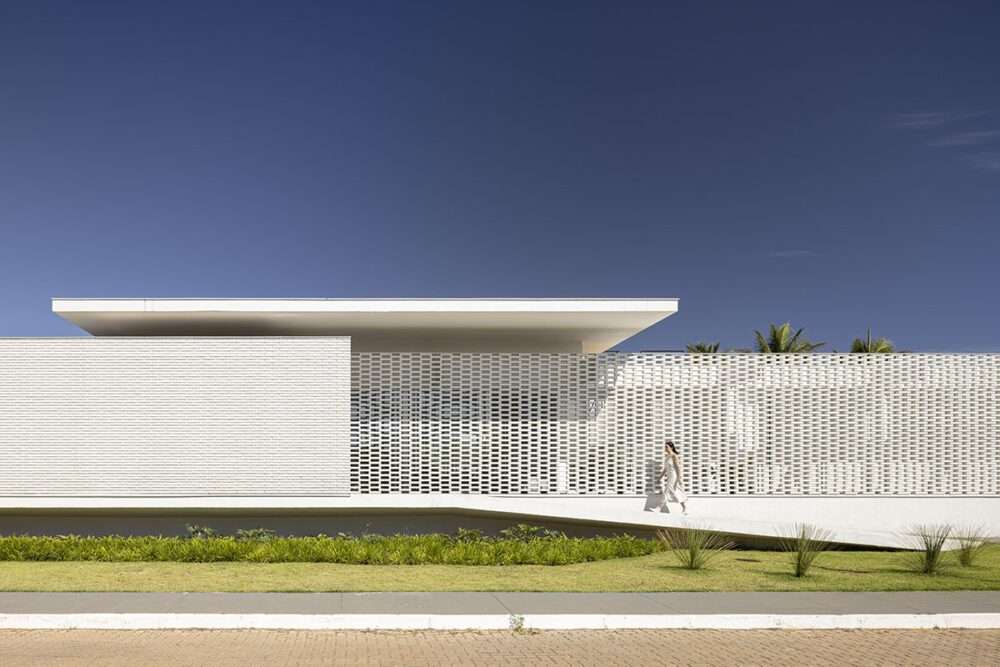 Creating a second layer of artisanal white bricks for a house in Brazil