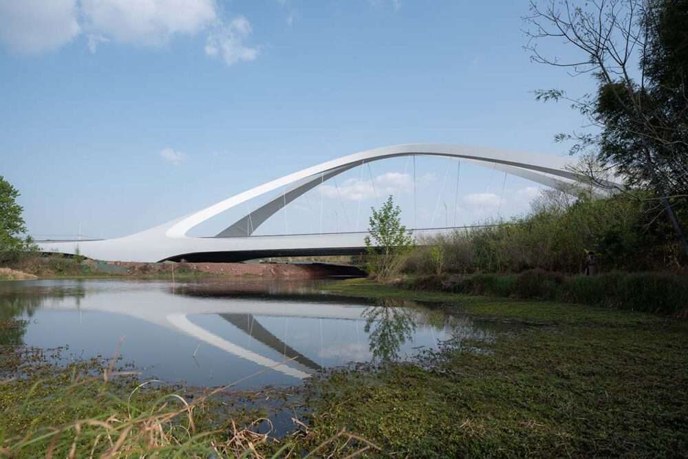 Complete Jiangxi River Bridge made of dynamic curves