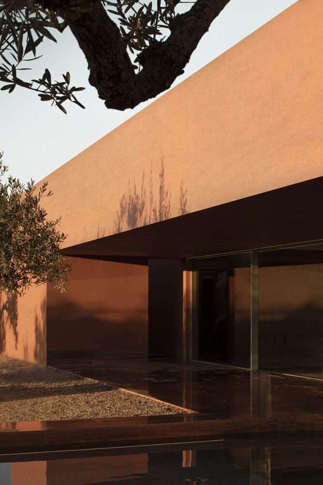 Building a family home framed in bold reds and openings in Valencia