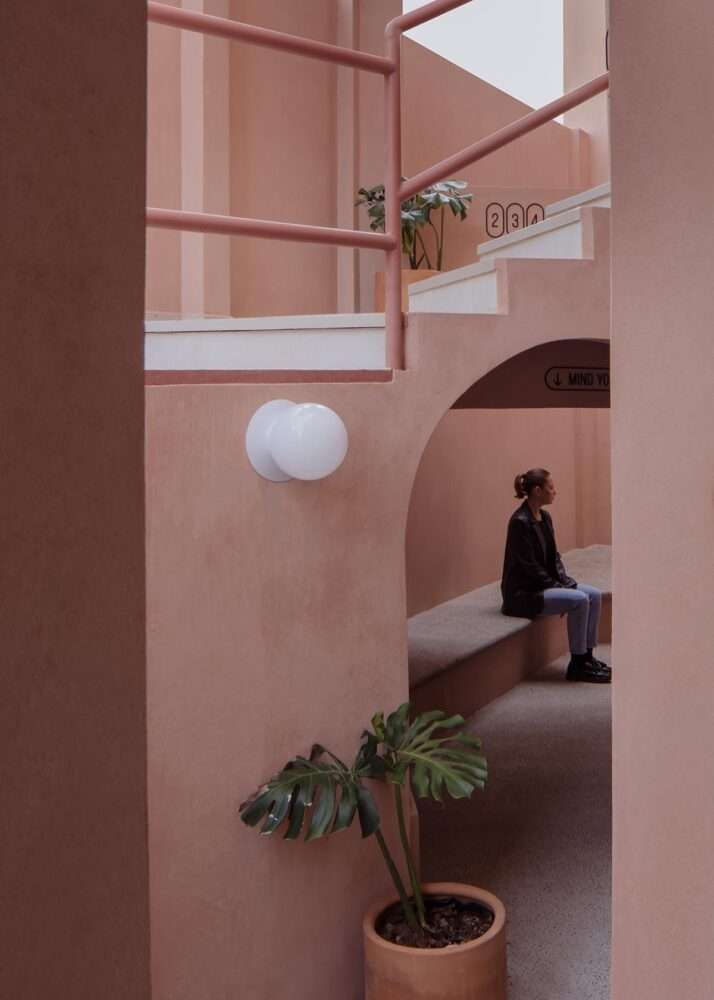 Renovation of a residential building with layers of arches covered with painted lime plaster