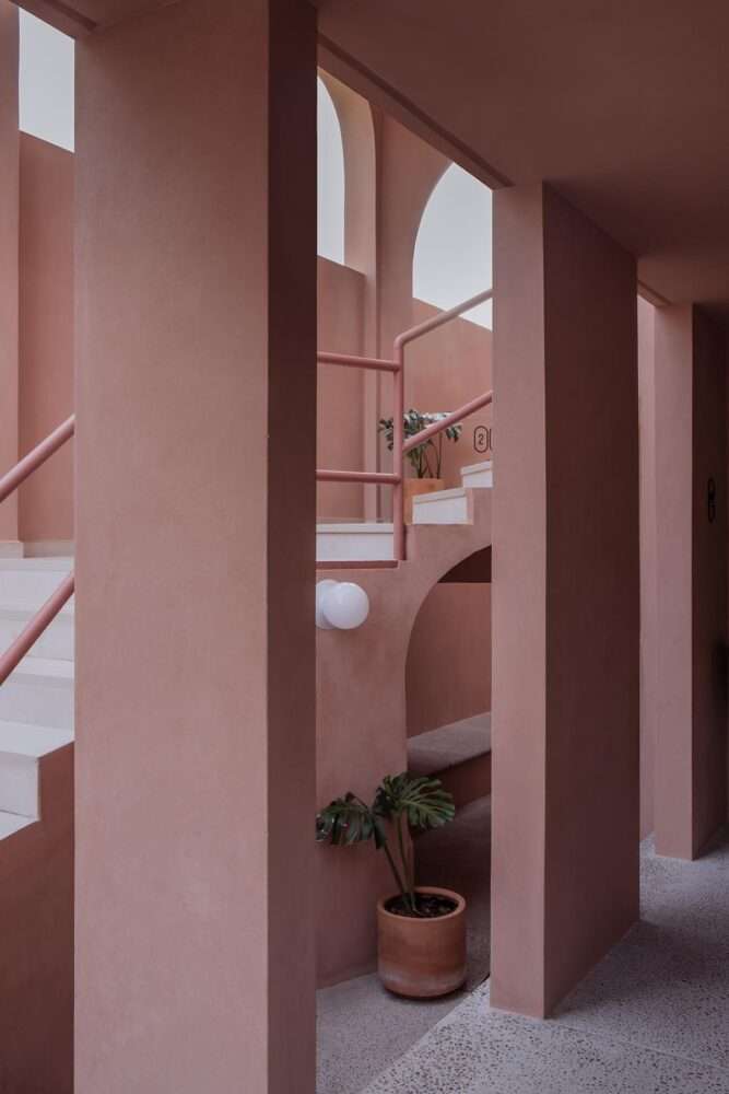 Renovation of a residential building with layers of arches covered with painted lime plaster