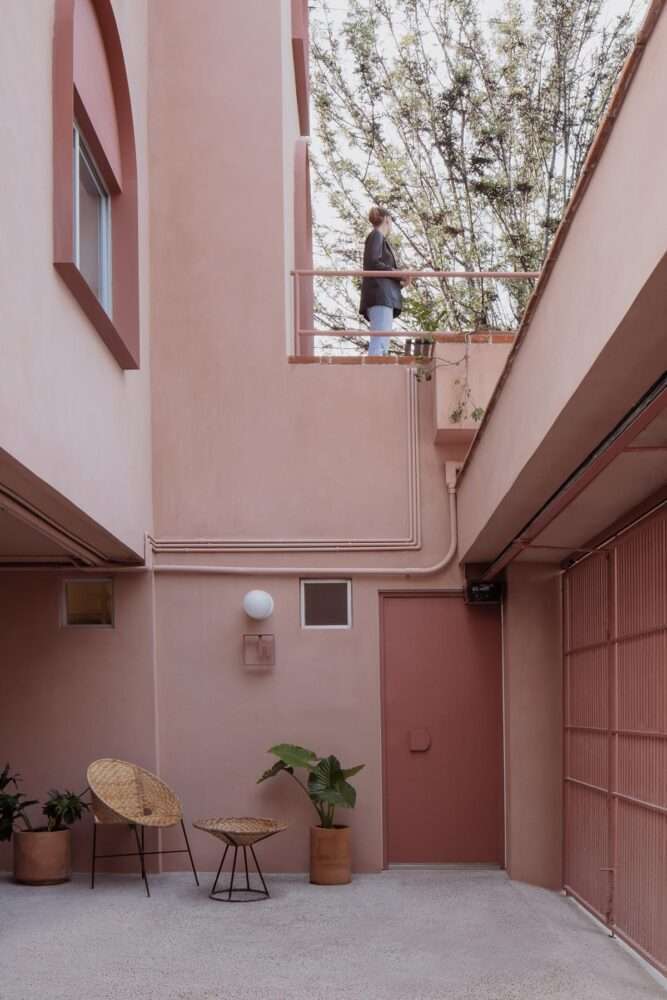 Renovation of a residential building with layers of arches covered with painted lime plaster