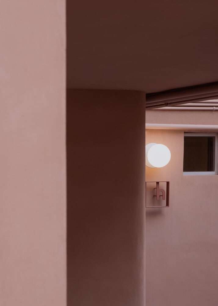 Renovation of a residential building with layers of arches covered with painted lime plaster
