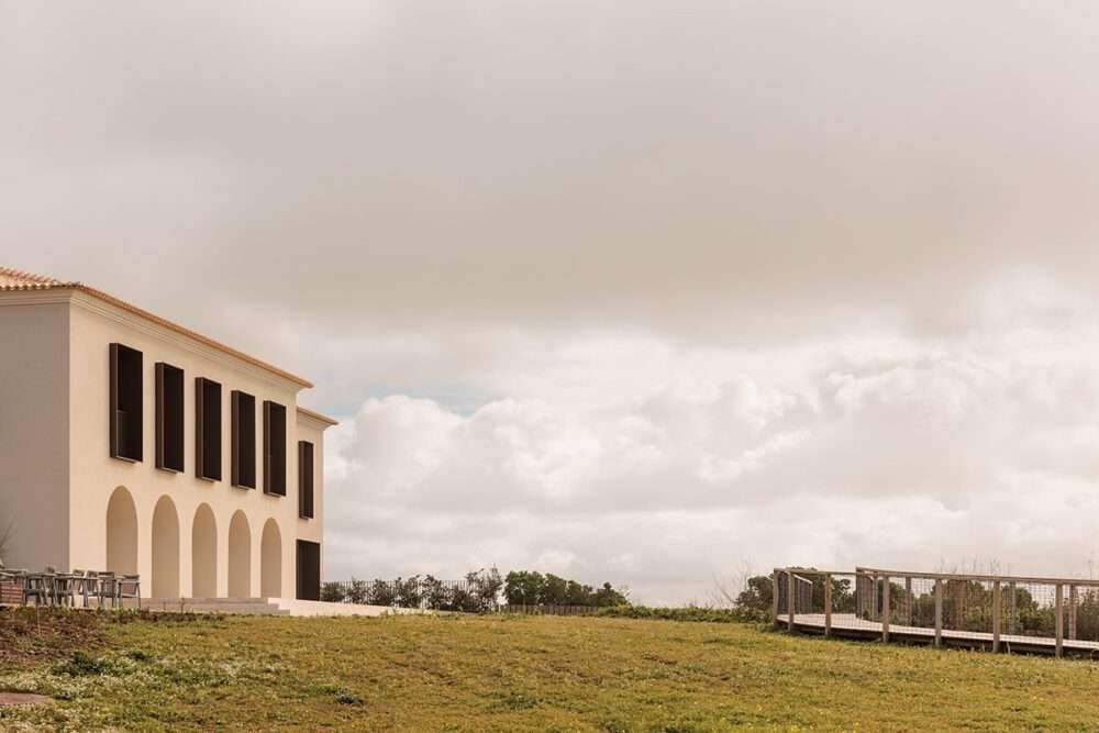Renovation of a boutique hotel with articulated façade elements on top of a hill