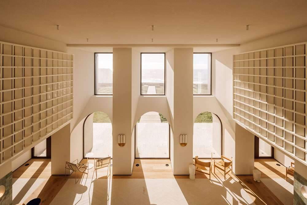 Renovation of a boutique hotel with articulated façade elements on top of a hill