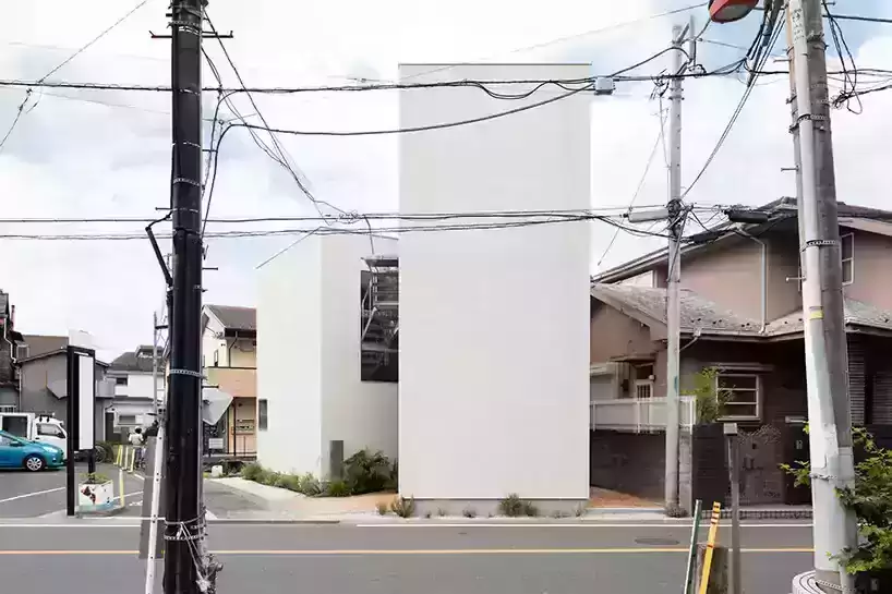 تصميم منزل في اليابان بأحجام مستطيلة بزاوية الشمال والغرب والجنوب
