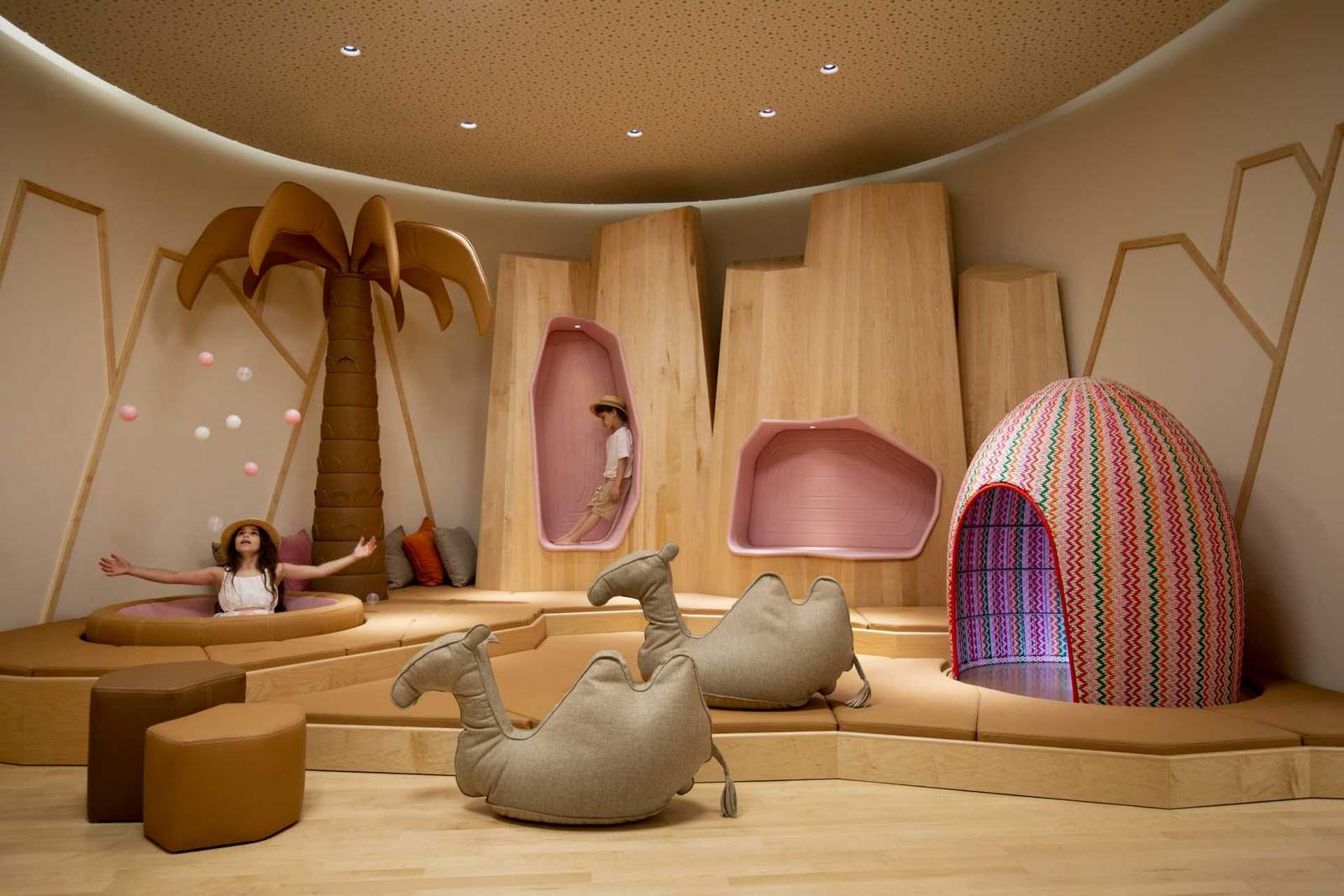 تم تصميم غرفة اللعب داخل هذا الفندق بموضوع الصحراء