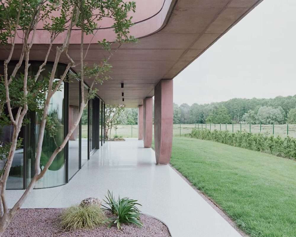 تصميم منزل بشرفة كبيرة تتميز بفتحات هندسية