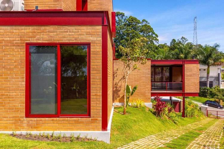 The Color in Structures and Enclosures: Applications in Contemporary Latin American Housing