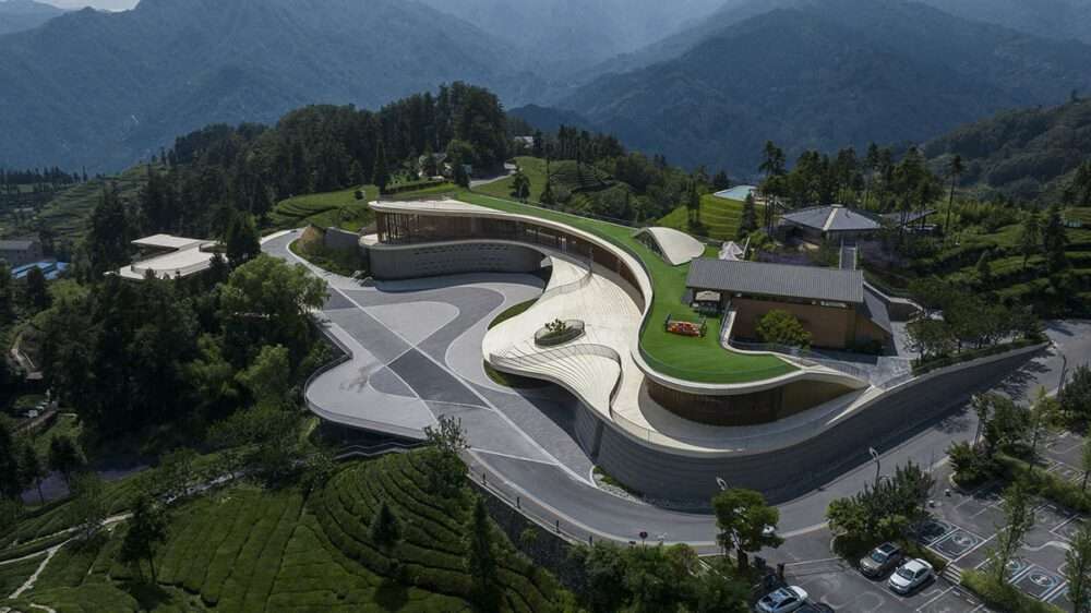 Building a bridge-like exhibition center featuring a flowing hall