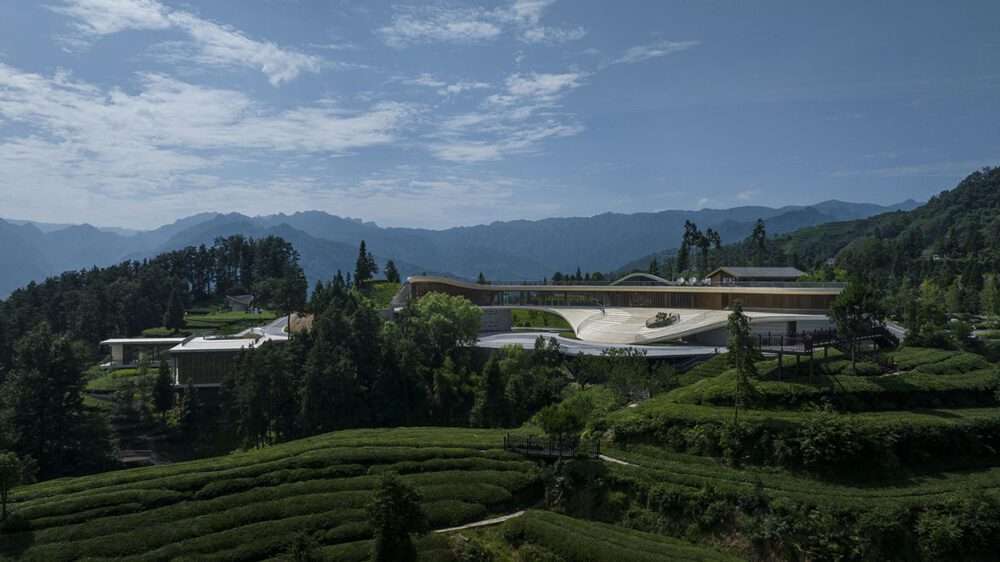 Building a bridge-like exhibition center featuring a flowing hall