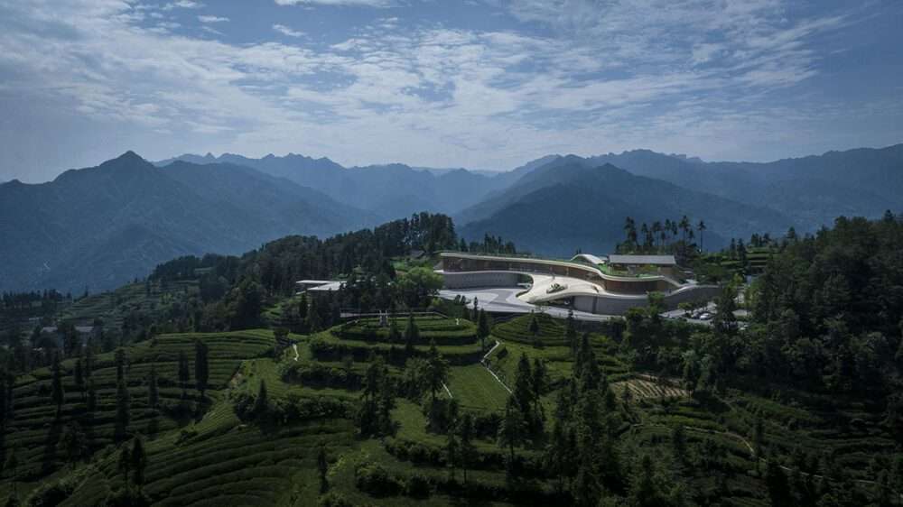 Building a bridge-like exhibition center featuring a flowing hall