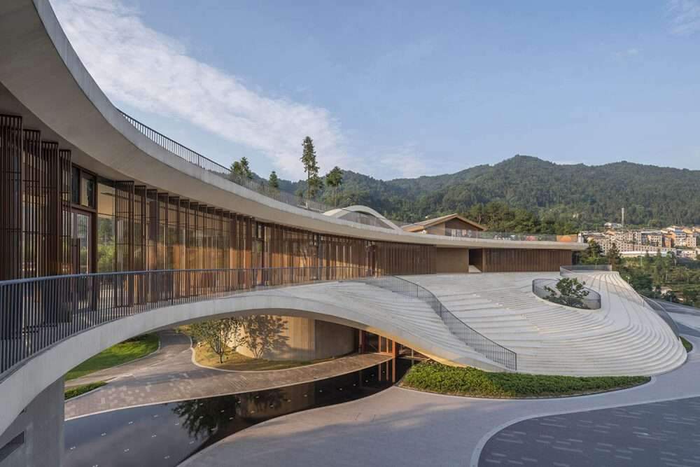 Building a bridge-like exhibition center featuring a flowing hall