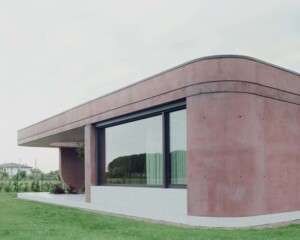 تصميم منزل بشرفة كبيرة تتميز بفتحات هندسية