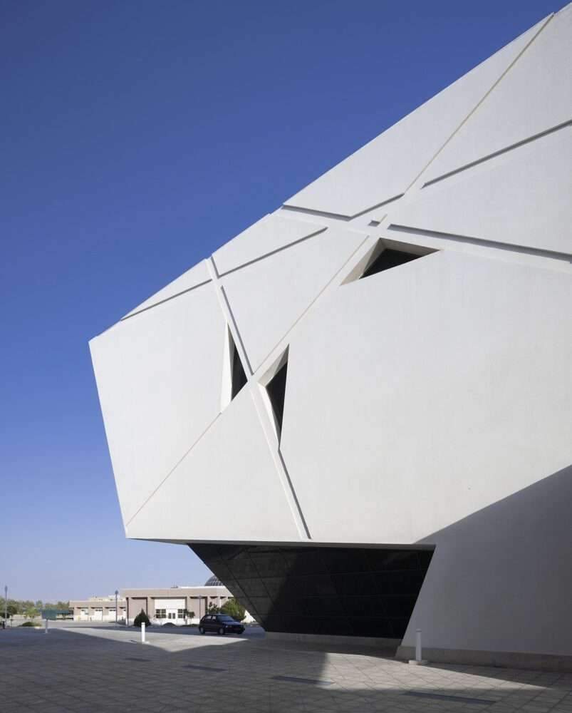 Intricate openings and bands of Semnan University Hall and Library