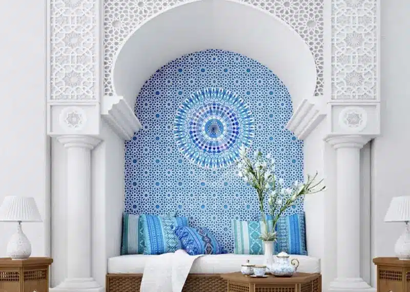 "نموذج لتصميم داخلي يجمع بين العمارة التقليدية والفن، مع استخدام الزخارف الهندسية واللون الأزرق الجميل."