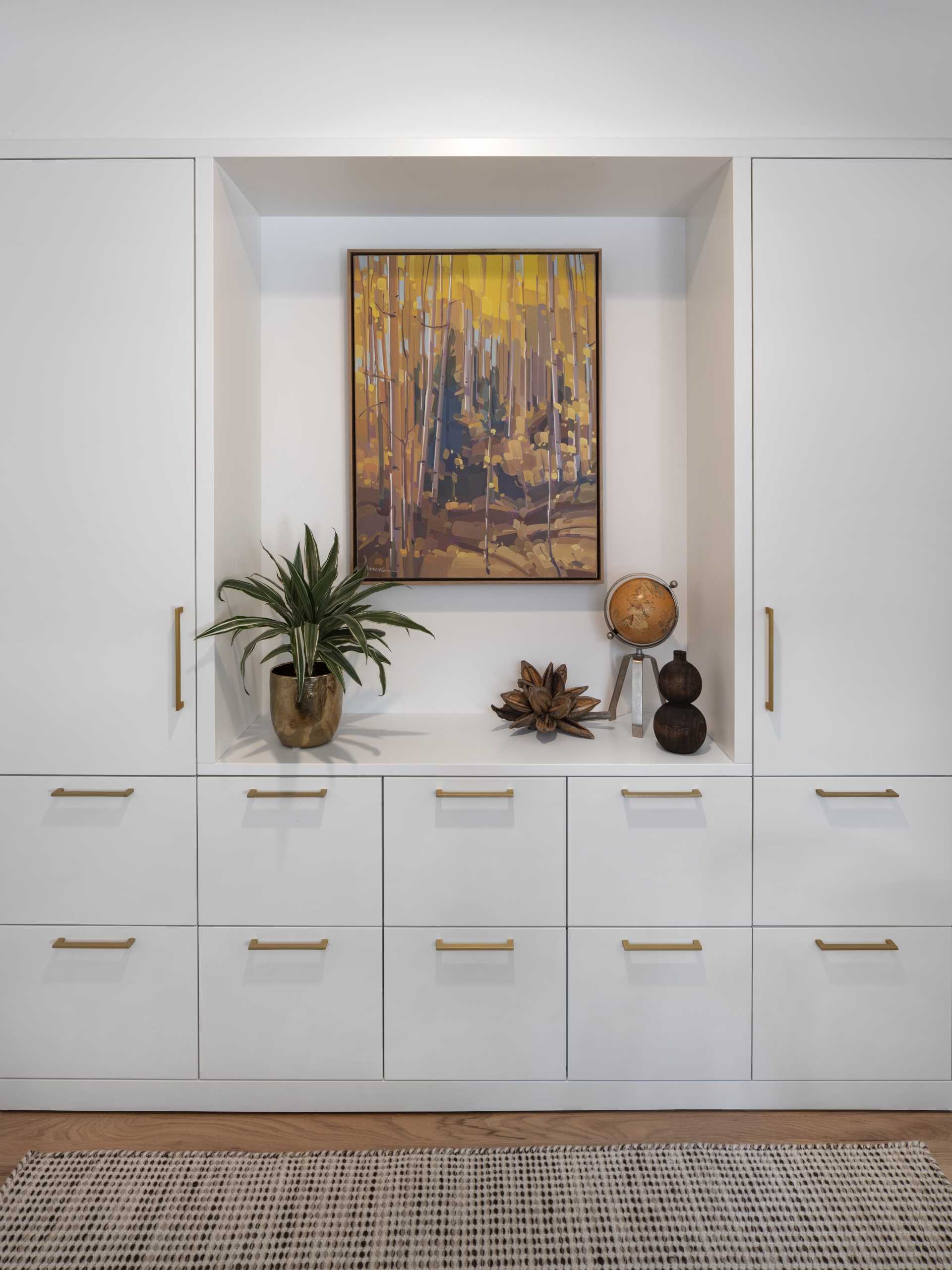 يقع المكتب المنزلي خلف باب منزلق في غرفة النوم ويشتمل على مكتب خشبي مدمج وجدار للتخزين.