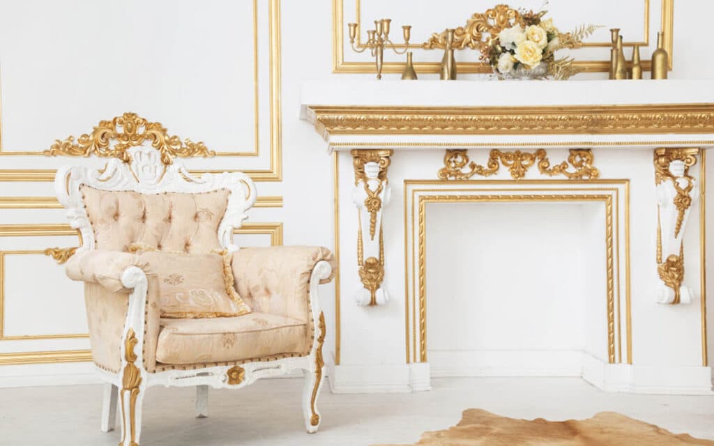 "Luxurious interior design that combines classical architecture with artistic details, using gold as a primary element to enhance aesthetics."