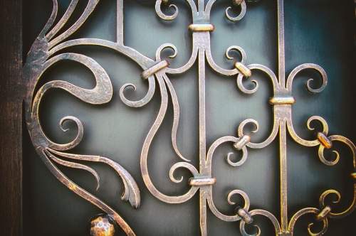 Advantages and importance of iron doors