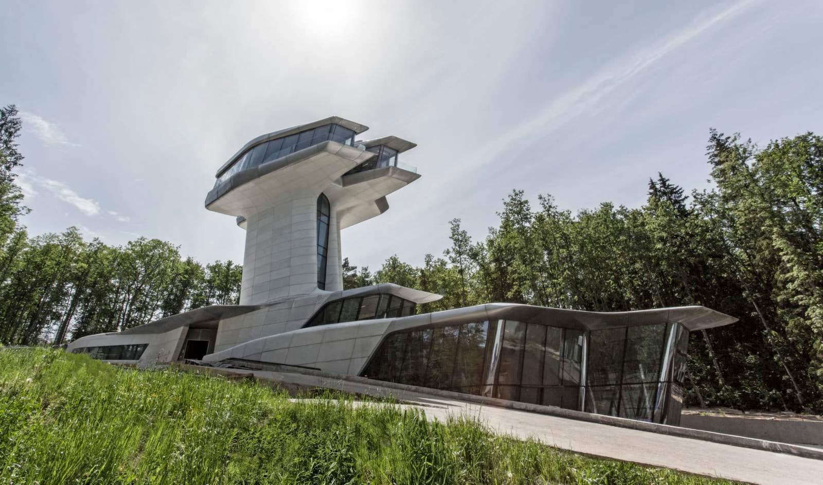 Designing a house for Zaha Hadid in a forest in Moscow to be a distinctive architectural masterpiece