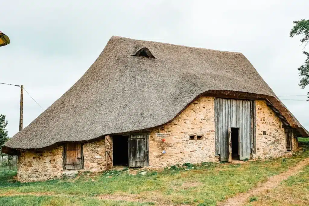  An old building with a roof covered in wooden shingles, showcasing traditional and sustainable design.